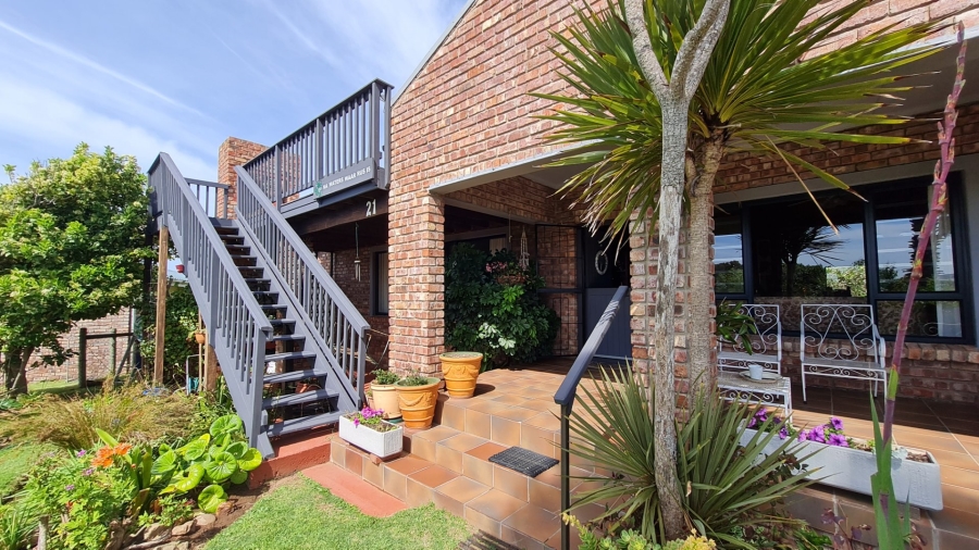 4 Bedroom Property for Sale in Boggomsbaai Western Cape